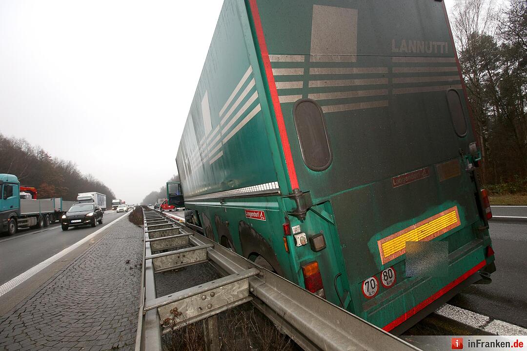 Kilometerlange Staus nach Lkw-Unfall auf der A3 - Fahrer erleidet wŠhrend Fahrt Herzinfarkt