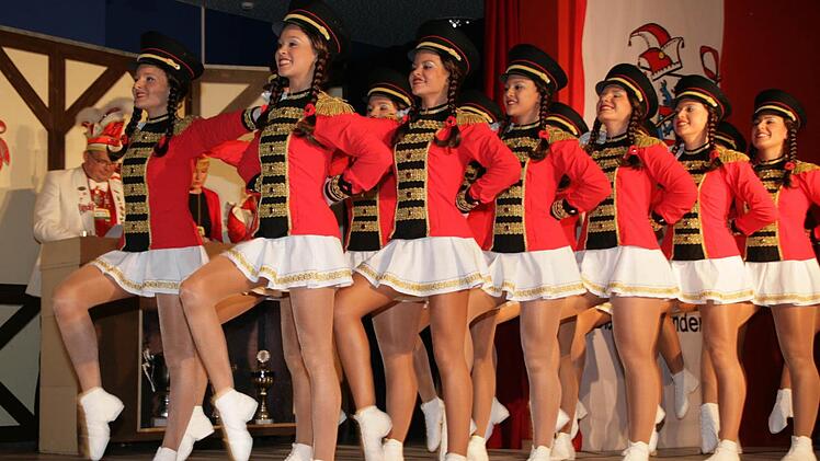 Marsch- und Showtanzauftritte sind das, was junge Leute zu Karnevalsvereinen wie den Röttenbacher Besenbindern zieht. Foto: Archiv