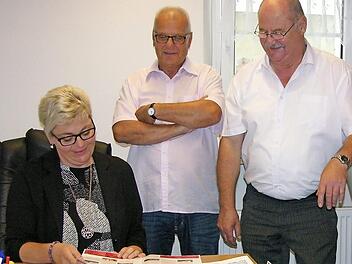 Mit Roland Dietz (Mitte) und Ludwig Jackisch hat Nicole Viering erfahrene Mitarbeiter in der BSW-Außenstelle Kronach um sich.  Foto: K. Oelzner