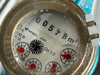 Jeder Kubikmeter, der durch die  Wasseruhr rauscht,  kostet  in der Gemeinde Küps ab 1. April 37 Cent mehr. dpa