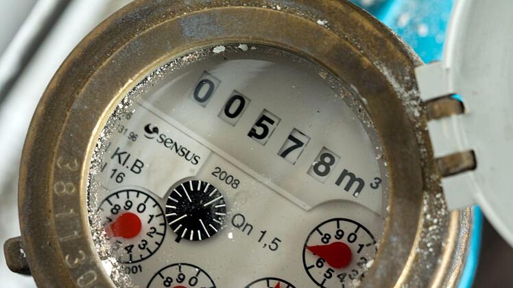 Jeder Kubikmeter, der durch die  Wasseruhr rauscht,  kostet  in der Gemeinde Küps ab 1. April 37 Cent mehr. dpa