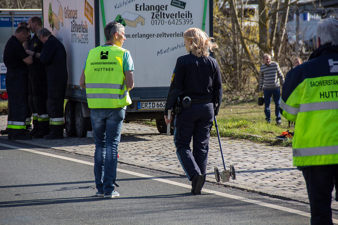 Frontal von Lkw erfasst –  Fußgänger schwebt nach Unfall in Nürnberg in Lebensgefahr
