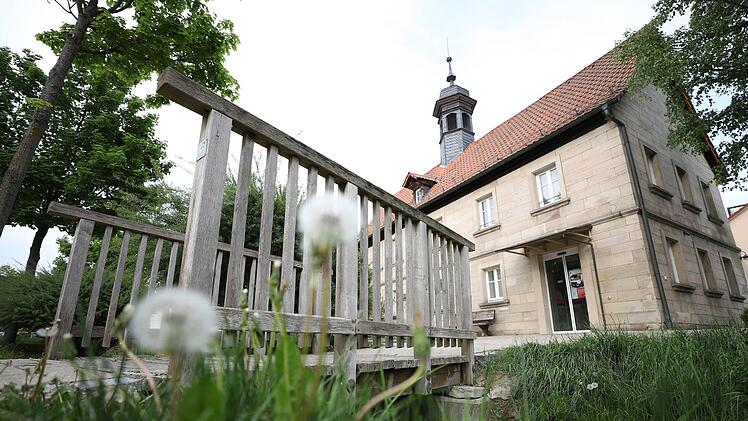 Herrscht bald wieder Leben rund um das ehemalige Neuseser Rathaus? Ehe über die Zukunft des Gebäudes entschieden wird, dürfte es allerdings noch einige Wochen dauern. Foto: Marian Hamacher