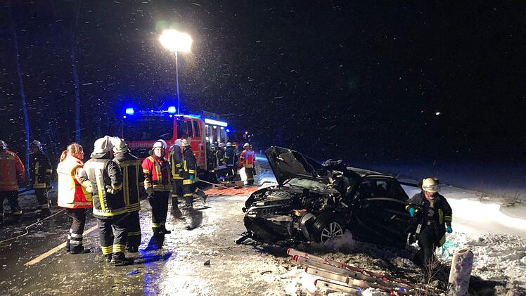 Bei der Frontalkollision auf der B173 zwischen Köditz und Hof erlitt der Unfallverursacher schwere Verletzungen. Foto: NEWS5 / Fricke