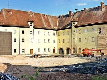 So präsentiert sich das Schloss in diesen Tagen, nach dem Abbruch des Rathauses.  Foto: Bert Grumann