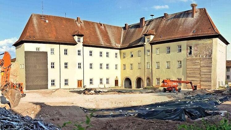So präsentiert sich das Schloss in diesen Tagen, nach dem Abbruch des Rathauses.  Foto: Bert Grumann