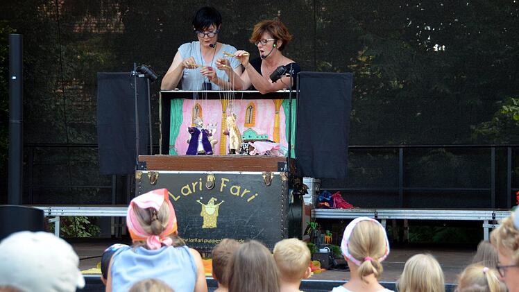 Theater aus dem Koffer für kleine und große Zuschauer bot das Puppentheater Lari Fari  aus Dorfprozelten beim diesjährigen Salinenfest.Peter Rauch