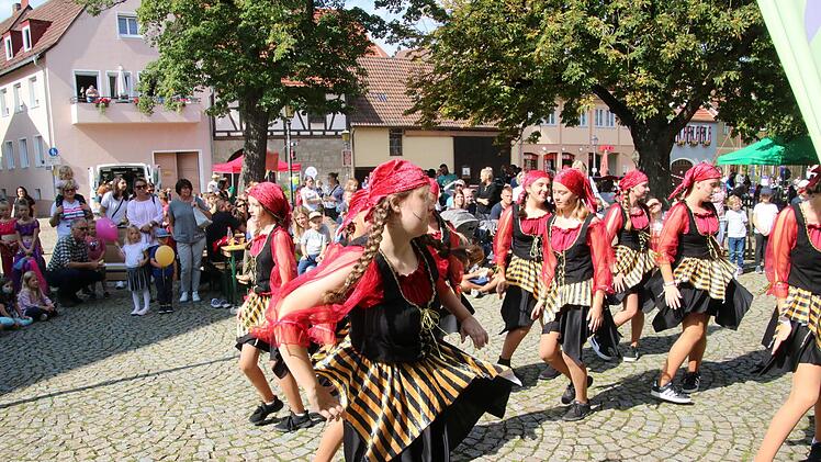 Als Piratinnen bekamen die jungen Damen der Juniorengarde viel Applaus.  Foto: Dieter Britz