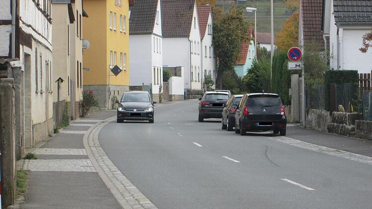 Die Schweinfurter Straße gibt immer wieder Anlass zu Beschwerden. Jetzt will die Gemeinde "Nägel mit Köpfen" machen. Winfried Ehilng