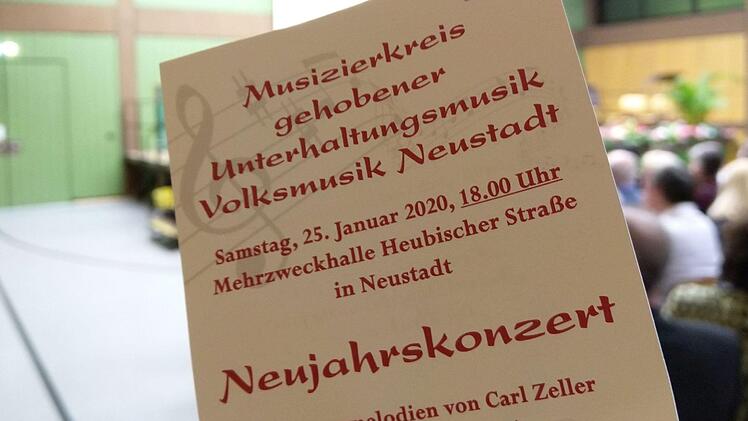 Reichlich Applaus verdienten sich die Solisten der Musizierkreis und sein Dirigent beim Neujahrskonzert in Neustadt.Foto: Jochen Berger