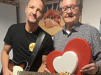 Gerhard Burkert-Mazur (links) freut sich auf den Abend in der Karibikbar mit Sofarocker Bernd Meusel, der für die Benefizaktion „1000 Herzen für Kronach“ am Freitag einen Konzertabend gestalten wird.