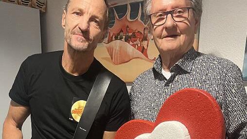 Gerhard Burkert-Mazur (links) freut sich auf den Abend in der Karibikbar mit Sofarocker Bernd Meusel, der für die Benefizaktion „1000 Herzen für Kronach“ am Freitag einen Konzertabend gestalten wird.