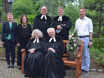 Unser Bild zeigt Pfarrerin Diana Eschrich-Skoda mit ihrem Mann Pfarrer i.R. Reinhold Skoda und dahinter (stehend,von links) Vertrauensfrau des Kirchenvorstandes Brigitte Grüger, stellvertretende Landrätin Christina Flauder, Dekan Friedrich Hohenbe...