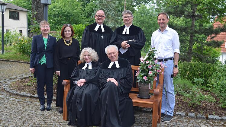 Unser Bild zeigt Pfarrerin Diana Eschrich-Skoda mit ihrem Mann Pfarrer i.R. Reinhold Skoda und dahinter (stehend,von links) Vertrauensfrau des Kirchenvorstandes Brigitte Grüger, stellvertretende Landrätin Christina Flauder, Dekan Friedrich Hohenbe...
