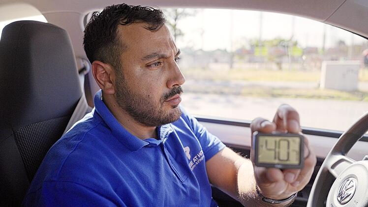 Mithilfe modernster Messtechnik wird dokumentiert, wie sich Hitzetage im Körper von Ilyas Demiroglu auswirken. Der Mannheimer Pflegedienstleiter sorgt dafür, dass seine Patienten den Sommer gut überstehen und ist dabei selbst hohen Temperaturen ausgesetzt.