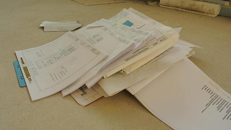 Jede Menge Büroarbeit hat die Vorbereitung des Um- und Neubaus am Haßfurter Krankenhaus gekostet. Erst musste die Förderbehörde von der Bedarfsnotwendigkeit des Vorhabens überzeugt werden, dann folgte - auch eine Wissenschaft für sich - der Antrag auf Baugenehmigung.