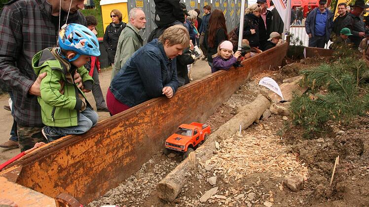 "Abenteuer & Allrad" 2013 in Bad Kissingen: Für die Kleinen gab es kleine Autos mit Fernbedienung und Outdoor-Parcours.