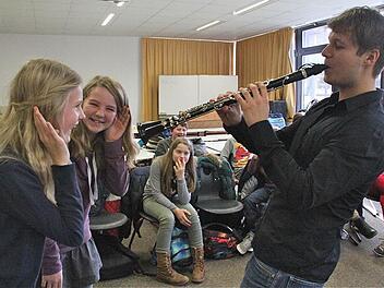 Die Schülerinnen Anna Schenner (vorn links) und Paulin Schuhmann lauschten dem Spiel von Klarinettist Sebastian Manz. Sie selbst spielen ebenfalls Klarinette. Foto: Gerd Schaar