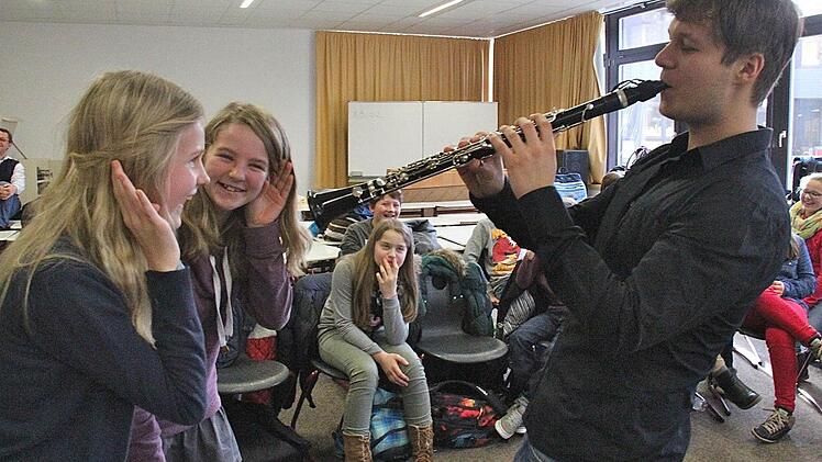 Die Schülerinnen Anna Schenner (vorn links) und Paulin Schuhmann lauschten dem Spiel von Klarinettist Sebastian Manz. Sie selbst spielen ebenfalls Klarinette. Foto: Gerd Schaar