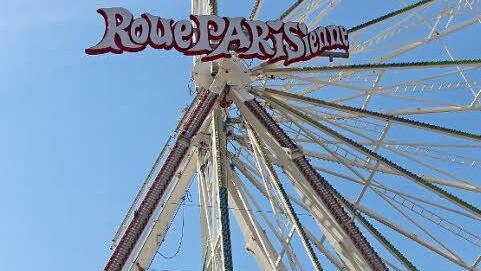 Das Riesenrad erinnert im Moment noch an einen Halbmond. Aber nicht mehr lange.