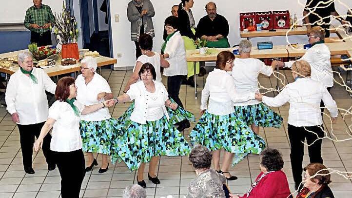 Die Tanzgruppe Ü 50 mit ihrem Elisabeth-Tanz  Foto: Johanna Blum