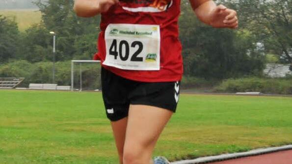 Die 16-jährige Julia Bauer (LG Ludwigschorgast) lief versehentlich die lange Strecke, gewann aber ihre Altersklasse. Foto: Michael Kraus