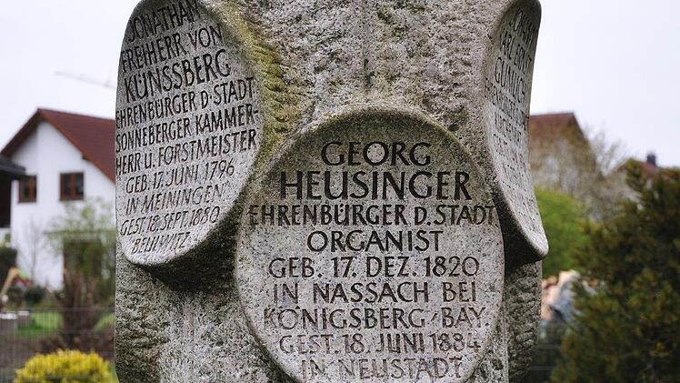 In der Künßbergstraße in Ketschenbach steht ein Gedenkstein mit Namen von berühmten Persönlichkeiten.