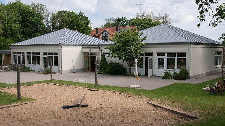 Der Kindergarten in Wonfurt muss nicht nur saniert werden, er benötigt auch weitere Kindergartenplätze. Ob in der alten Schule in Steinsfeld ein Ausweichquartier gefunden werden kann oder ob ein Container am bestehenden Kindergarten aufgestellt wird, soll demnächst geklärt werden.