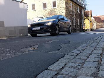 Die Henneberg-Straße in Aschach befindet sich in einem schlechten Zustand. Björn Hein