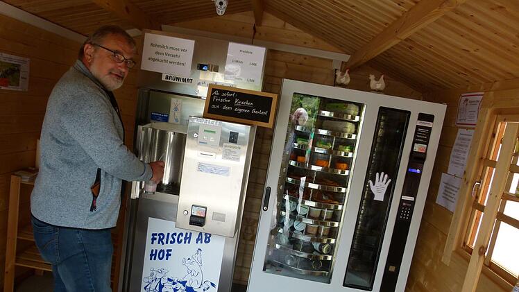 Aribert Machold am Neidaer Milchautomat.