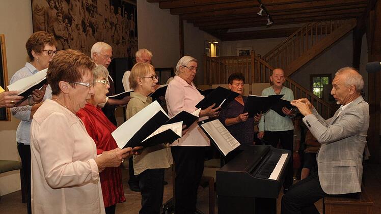 Es war sicher einer der bezauberndsten Auftritte, die die Sänger des Gesangvereines Aschach, unter der musikalischen Leitung von Thomas Betzer, je gegeben hatten.Peter Klopf