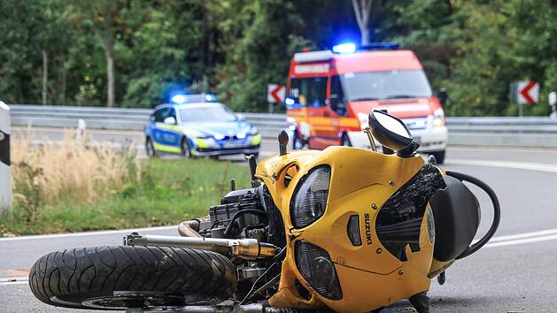 Nach einem Motorradunfall am W&uuml;rgauer Berg (Sche&szlig;litz, Landkreis Bamberg) musste ein 21 Jahre alter Biker ins Krankenhaus eingeliefert werden.  Foto: NEWS5 / Merzbach