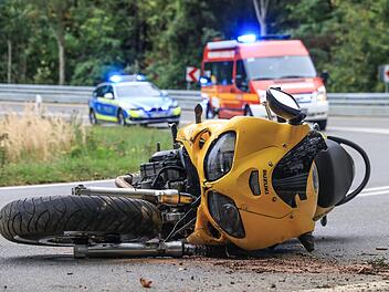 Nach einem Motorradunfall am W&uuml;rgauer Berg (Sche&szlig;litz, Landkreis Bamberg) musste ein 21 Jahre alter Biker ins Krankenhaus eingeliefert werden.  Foto: NEWS5 / Merzbach