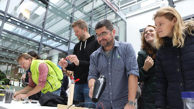 An Experimentierstationen tüftelten die Teilnehmerinnen und Teilnehmer an Platinen und Sensoren herum - und brachten mit Wärme einen Ventilator zum Laufen.  Foto: Barbara Herbst