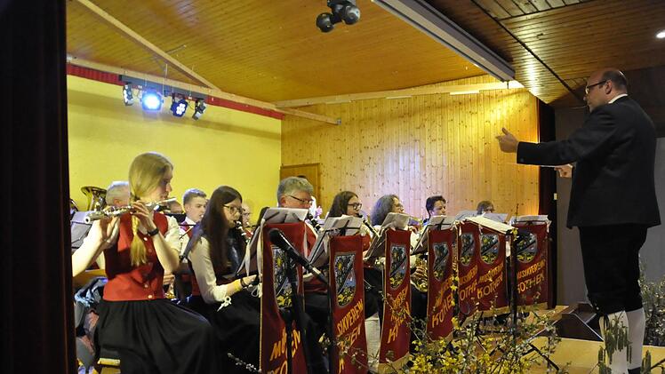 Vom österreichischen Militärmarsch, über Filmmusiken, Rock und Pop bis hin zu Polka und Walzer reichte die Bandbreite beim Frühlingskonzert des Musikvereins Kothen.  Peter Klopf