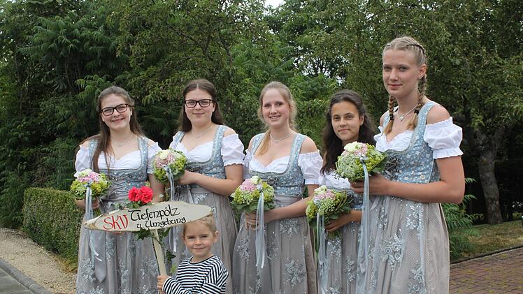 Einige Vereine haben Ehrendamen dabei.  Foto: Carmen Schwind