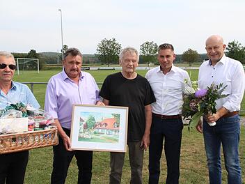 Der Jubilar Heribert Weber (Mitte) mit Bürgermeister Torsten Gunselmann, seinen beiden Stellvertretern Sebastian Schwarzmann (2. v. l.) und Reinhold Kotzer (l.) sowie dem Eggolsheimer Bürgermeister Claus Schwarzmann (r.)  Foto: Mathias Erlwein