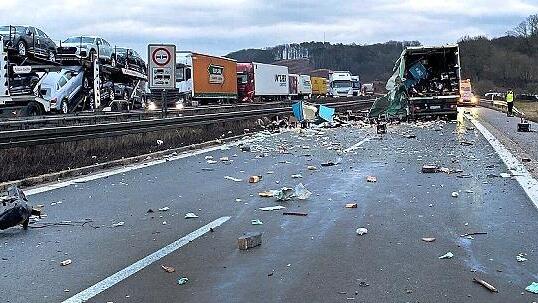 Durch die lang andauernden Bergungsarbeiten blieb es nicht bei Behinderungen im Berufsverkehr. Bis in den Abend hinein ging auf der Autobahn nichts.