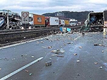 Durch die lang andauernden Bergungsarbeiten blieb es nicht bei Behinderungen im Berufsverkehr. Bis in den Abend hinein ging auf der Autobahn nichts.