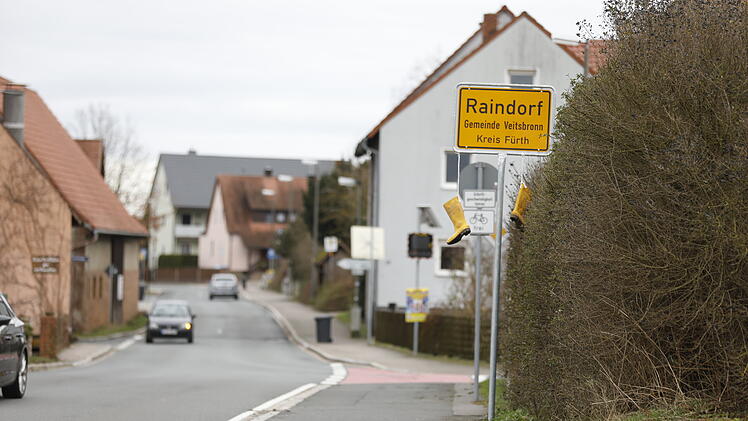 Landkreis Fürth: Galgen mit hängender Ampel in Raindorf aufgestellt