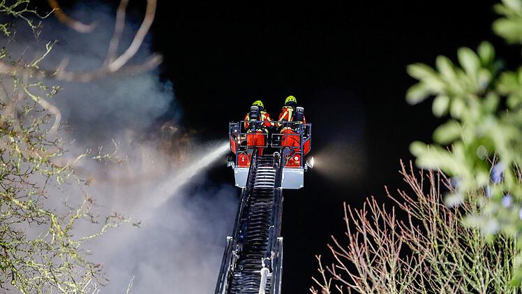 Feuer in Höfen: Stall mit 50 Rindern in Vollbrand löst Großeinsatz aus