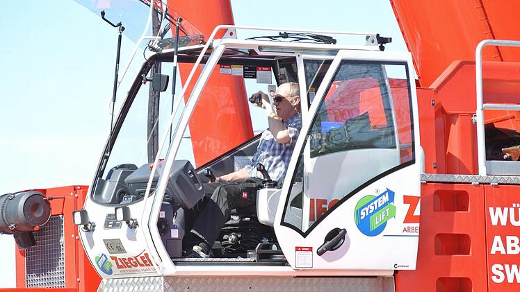 Ohne ihn geht's nicht. Der Kranführer erhält seine Informationen per Funk.