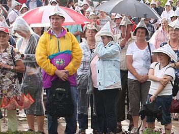 Mehr als 200 Menschen mit Zeitungshut - wie hier in Bad Staffelstein - sollen sich am Altstadtfest-Sonntag vor der Bühne versammeln. Foto: Archiv