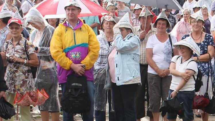 Mehr als 200 Menschen mit Zeitungshut - wie hier in Bad Staffelstein - sollen sich am Altstadtfest-Sonntag vor der Bühne versammeln. Foto: Archiv
