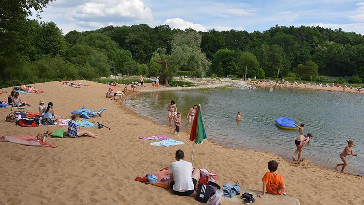 Der Frensdorfer Naturbadesee ist das "jüngste" Badegewässer im Landkreis. Am Wochenende ist darin ein Sechsjähriger ertrunken.  Foto: Ronald Rinklef