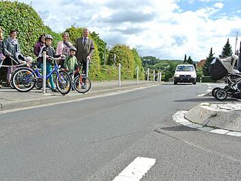 Der Fußgängerübergang in der Königsberger Alleestraße ist ein Schwerpunkt des Verkehrsgeschehens in der Stadt Königsberg. Kinder und Senioren sind von der unübersichtlichen Verkehrssituation oft überfordert. Die Eltern machen sich mit immerhin 400 Unterschriften dafür stark, dass sich endlich etwas ändert - vor allem bessert. Foto: Brigitte Krause