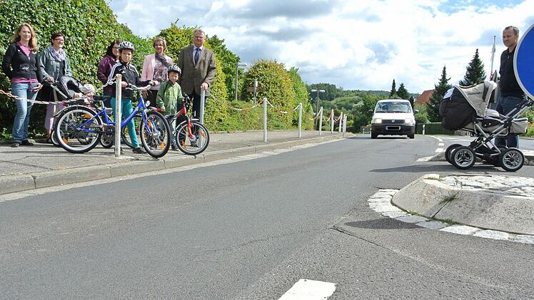 Der Fußgängerübergang in der Königsberger Alleestraße ist ein Schwerpunkt des Verkehrsgeschehens in der Stadt Königsberg. Kinder und Senioren sind von der unübersichtlichen Verkehrssituation oft überfordert. Die Eltern machen sich mit immerhin 400 Unterschriften dafür stark, dass sich endlich etwas ändert - vor allem bessert. Foto: Brigitte Krause