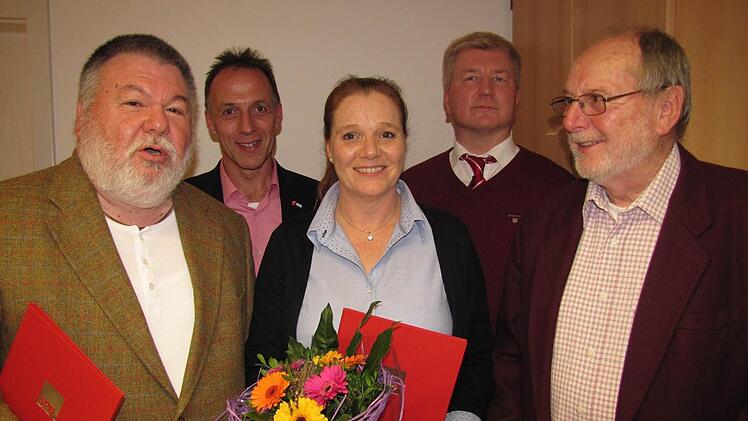 Ehrungen beim SPD-Ortsverein Coburg-Nordost (von links): bisheriger stellvertretender Vorsitzender Karl-Heinz Gottschlich (25 Jahre Mitglied), bisheriger Vorsitzender Mathias Eckardt, Susanne Münster (25 Jahre Mitglied), neuer Vorsitzender Edmund Ott und Herbert Dachs (50 Jahre Mitglied)   Fotos: Martin Koch