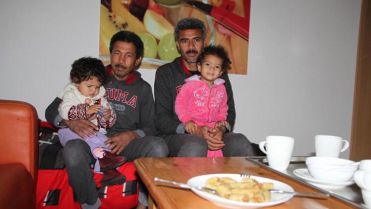 Gastfreundschaft: Die beiden Brüder Luqman (links) und Nasradin stammen aus Syrien. Sie bieten kurdisches Gebäck an. Foto: Ulrike Müller