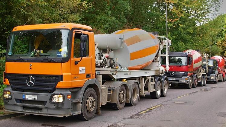 Burgkunstadt will den Baustellenverkehr mit Betonmischern und Kieslastern für den Windpark Hain-Ost nicht haben. Das hat der Investor vertraglich zugesichert. Dann kommen Tausende von Fahrzeugbewegungen wohl auf die Nachbarorte wie Schwarzach, Schmeilsdorf, Danndorf, Schimmendorf und Kirchleus zu. Foto: Archiv